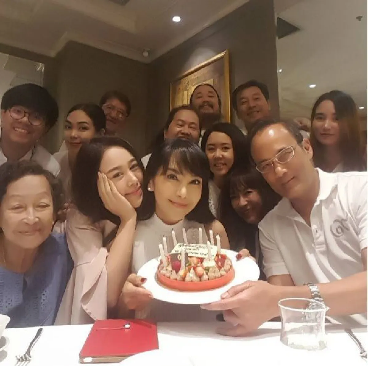 ยังสวยเป๊ะ! ตั๊ก มยุรา ฉลองวันเกิด 59 ปีพร้อมครอบครัวสุดอบอุ่น