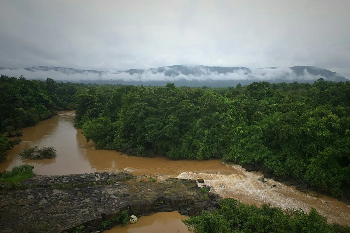 ชมปรากฎการณ์ทิวหมอกทอดยาวเหนือลำน้ำ