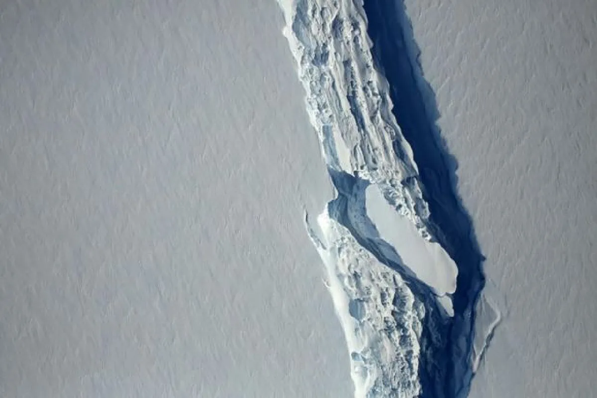 Antarctic ice block bigger than Phrae set to break away