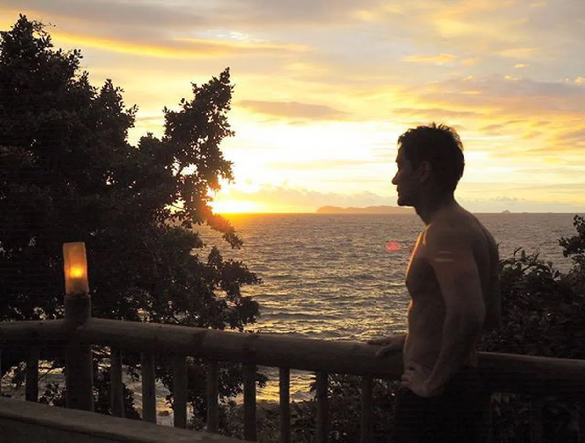 เห็นแล้วใจสั่น! ป้อง ณวัฒน์ ถอดเสื้ออวดหุ่นล่ำริมทะเลภูเก็ต