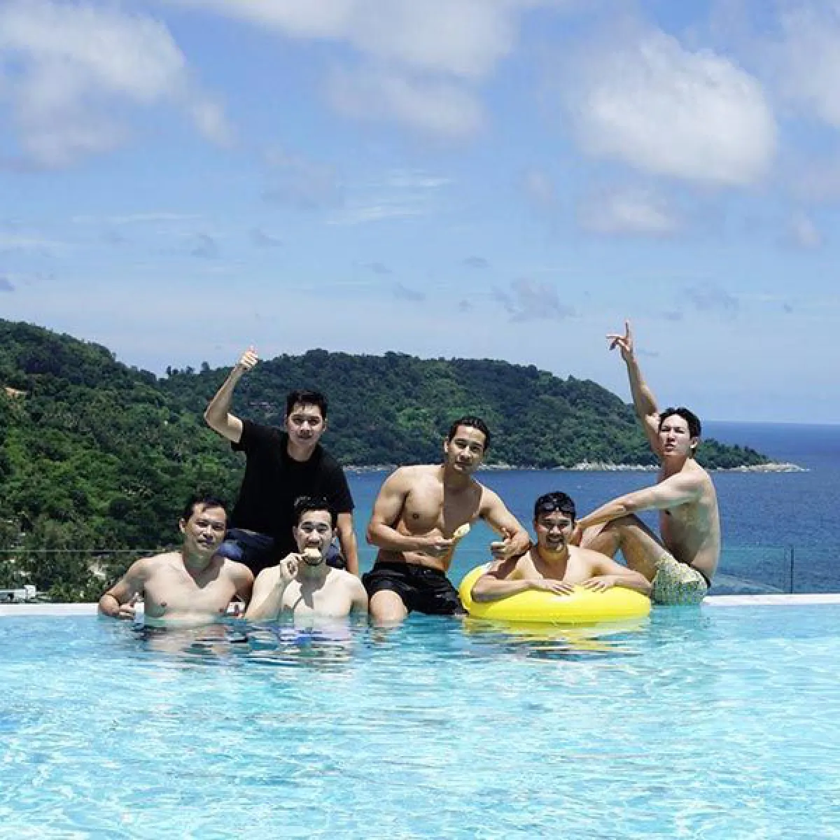 เห็นแล้วใจสั่น! ป้อง ณวัฒน์ ถอดเสื้ออวดหุ่นล่ำริมทะเลภูเก็ต