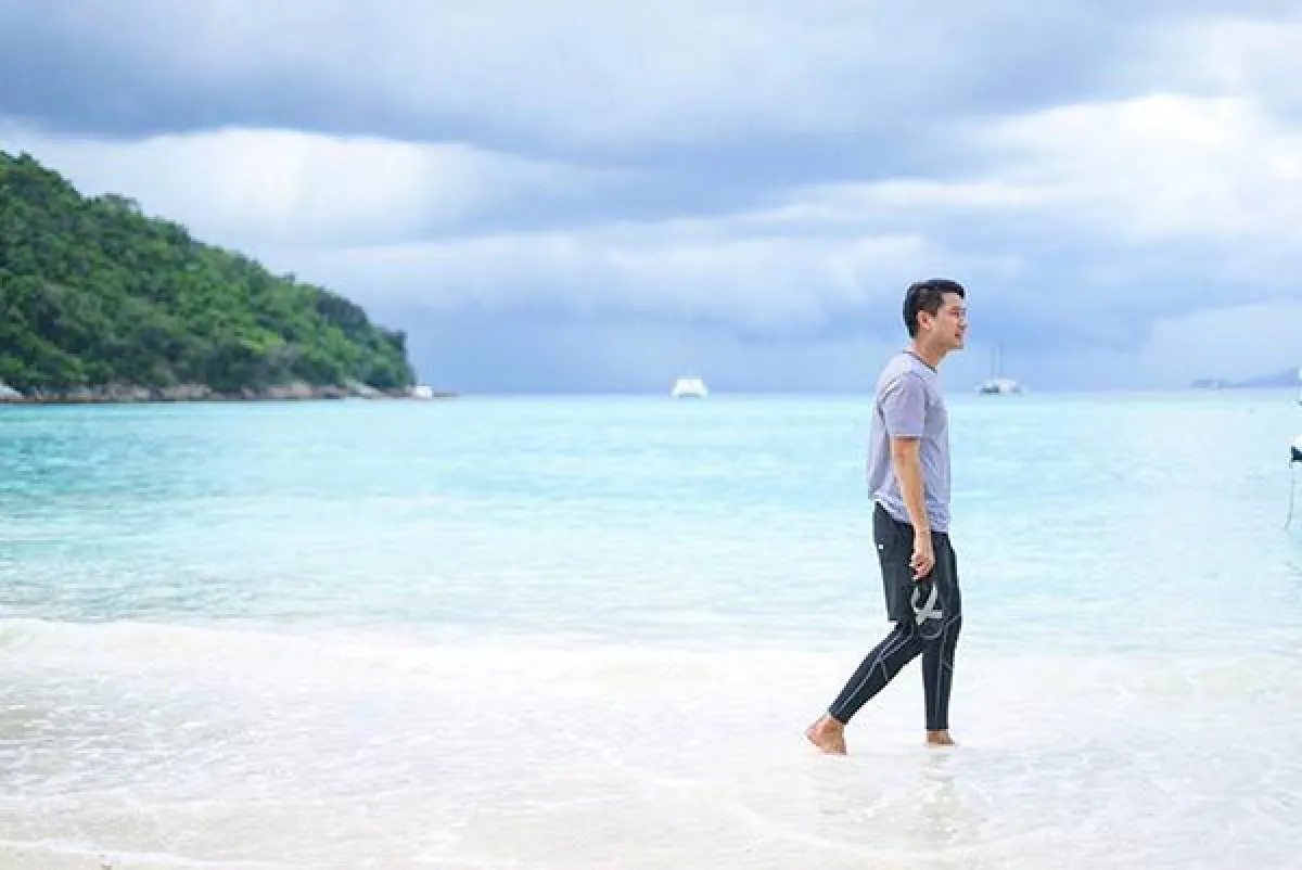 เห็นแล้วใจสั่น! ป้อง ณวัฒน์ ถอดเสื้ออวดหุ่นล่ำริมทะเลภูเก็ต