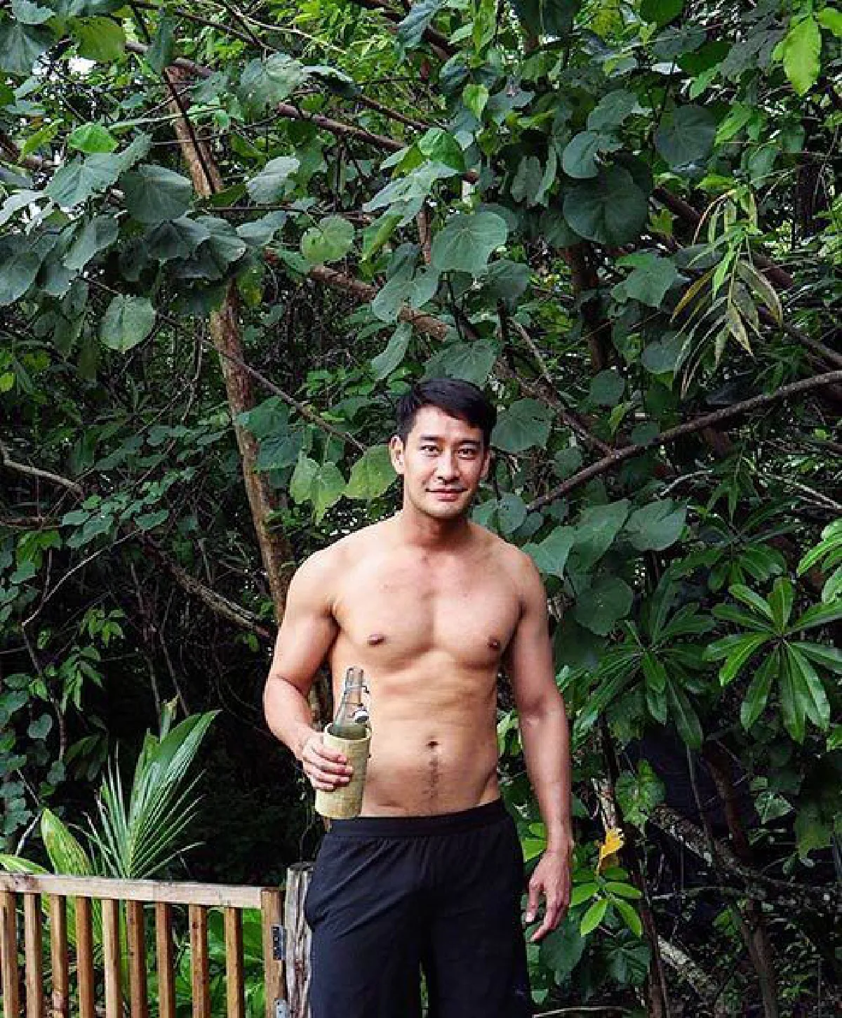 เห็นแล้วใจสั่น! ป้อง ณวัฒน์ ถอดเสื้ออวดหุ่นล่ำริมทะเลภูเก็ต