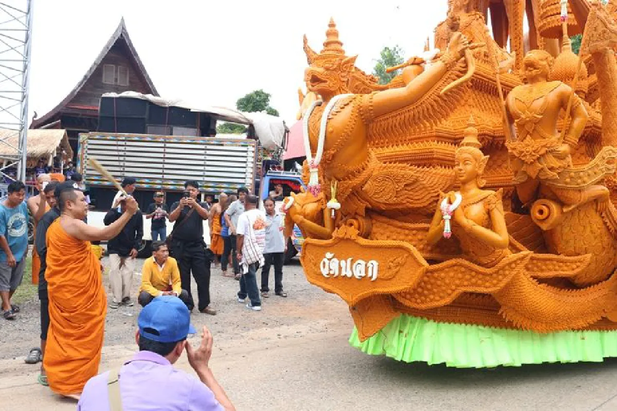 ตระการตาขบวนแห่เทียนพรรษาโคราช