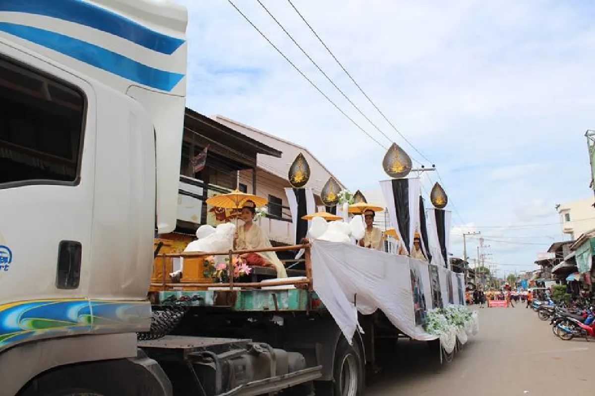 ตระการตาขบวนแห่เทียนพรรษาโคราช