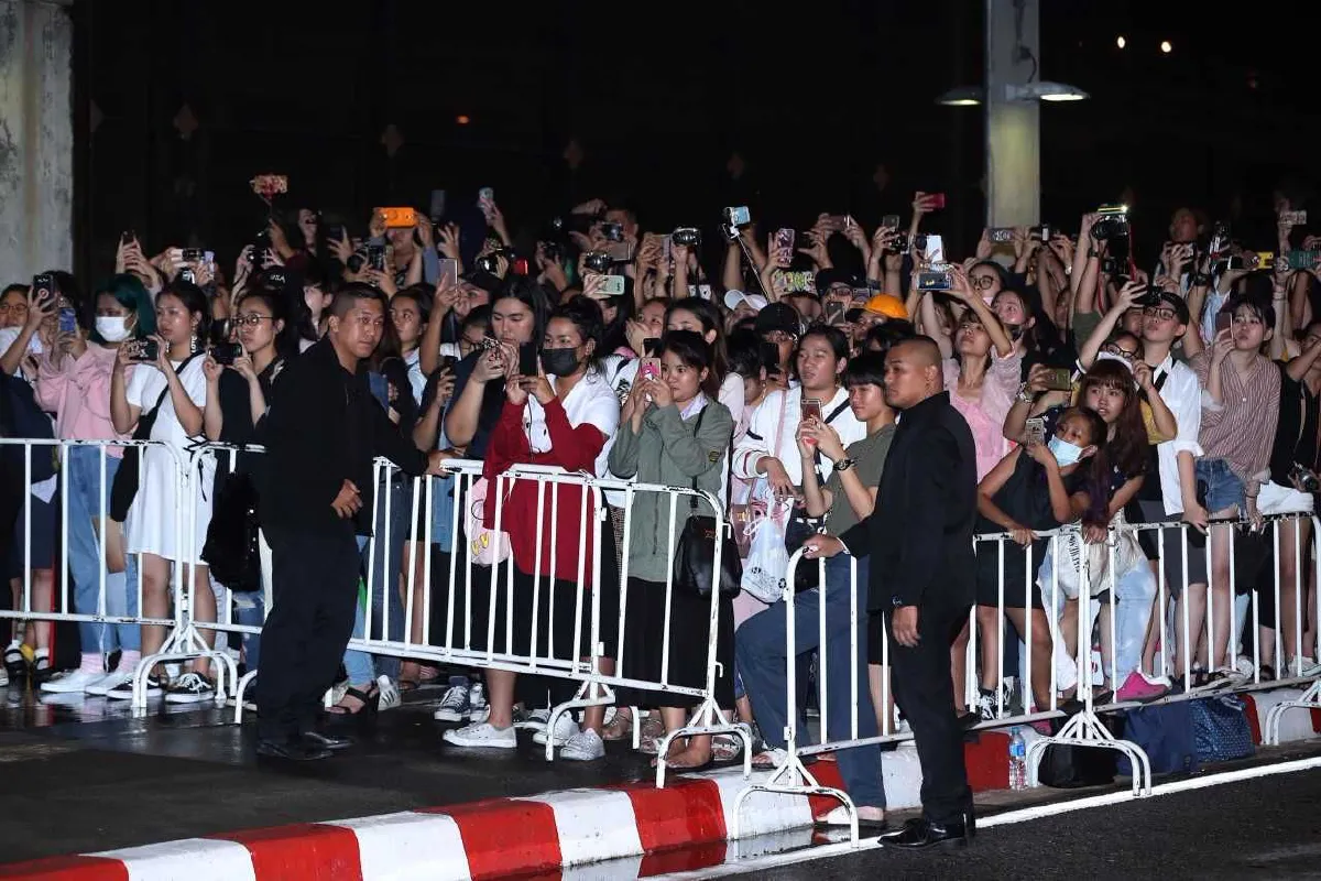 ศิลปินหนุ่มสุดฮอตแห่งยุค G-DRAGON เดินทางถึงไทยแล้ว