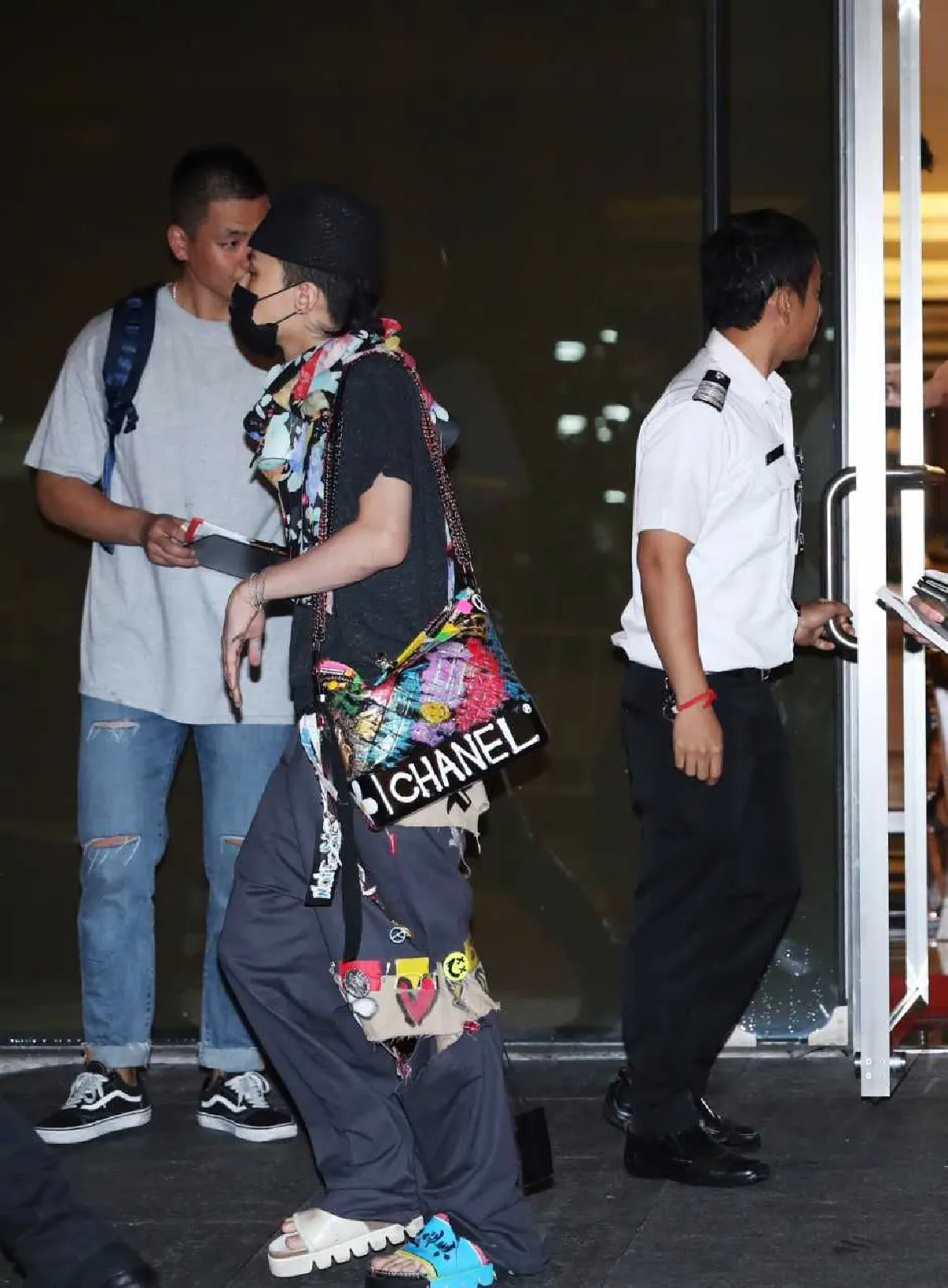 ศิลปินหนุ่มสุดฮอตแห่งยุค G-DRAGON เดินทางถึงไทยแล้ว