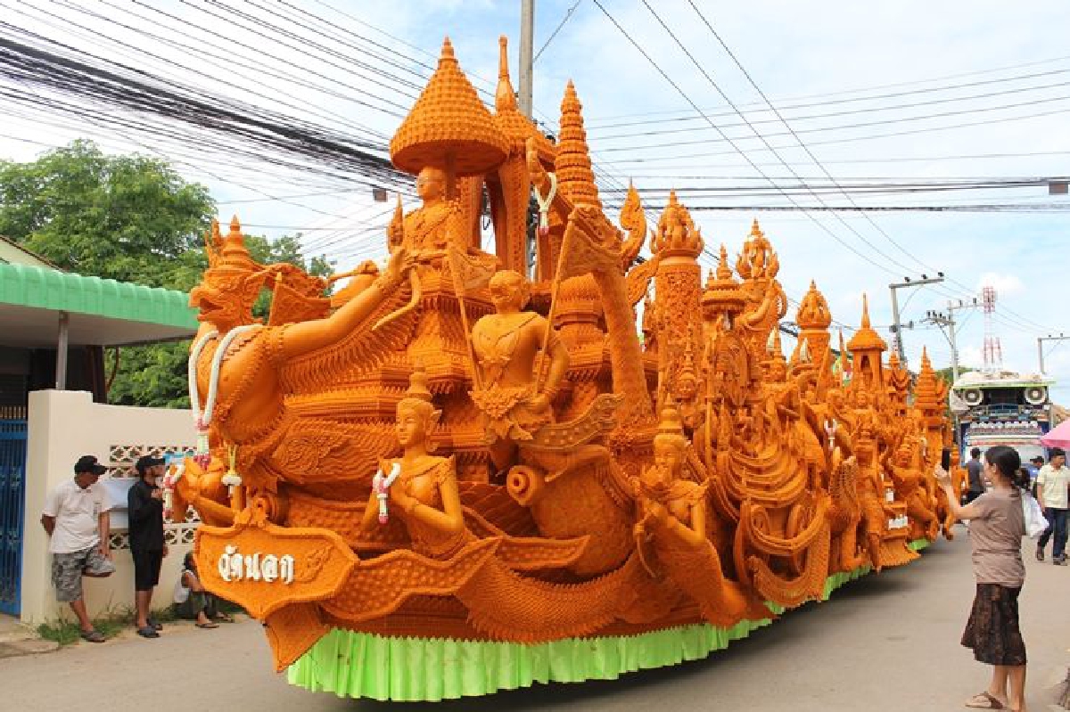 ตระการตาขบวนแห่เทียนพรรษาโคราช