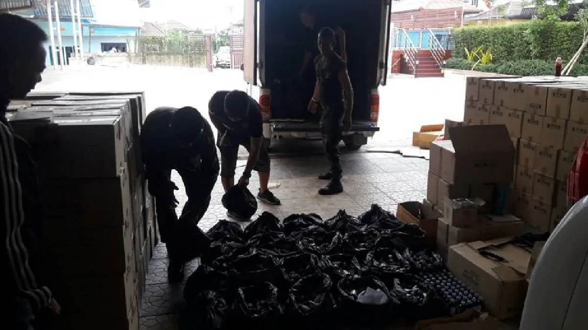 เจ้าหน้าที่ใช้ม.44ทลายโกดังยาแก้ไอยึดของกลางกว่า40,000ขวด