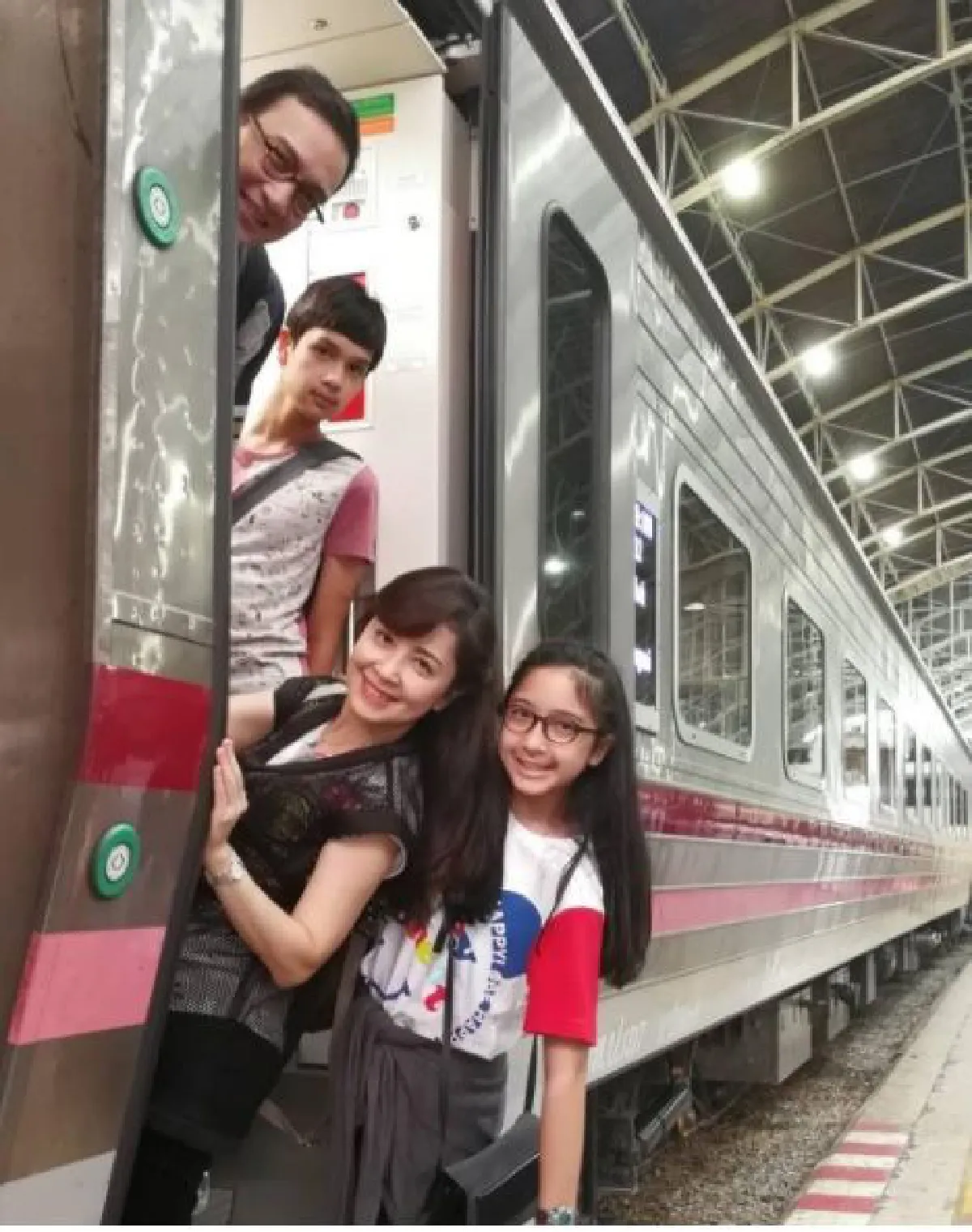 อบอุ่นน่ารัก! กวาง-น็อต พาลูกๆนั่งรถไฟไปแอ่วเหนือ