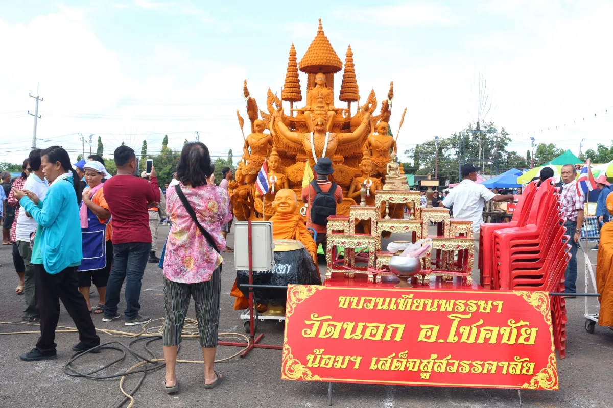ตระการตาขบวนแห่เทียนพรรษาโคราช