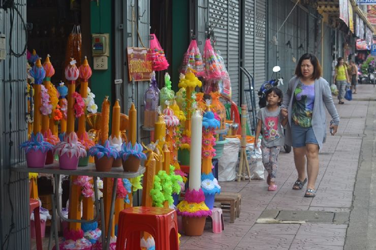คนซื้อเทียนพรรษาขนาดเล็กลงสะท้อนระวังใช้จ่ายมากขึ้น คนซื้อเทียนพรรษาขนาดเล็กลงสะท้อนระวังใช้จ่ายมากขึ้น