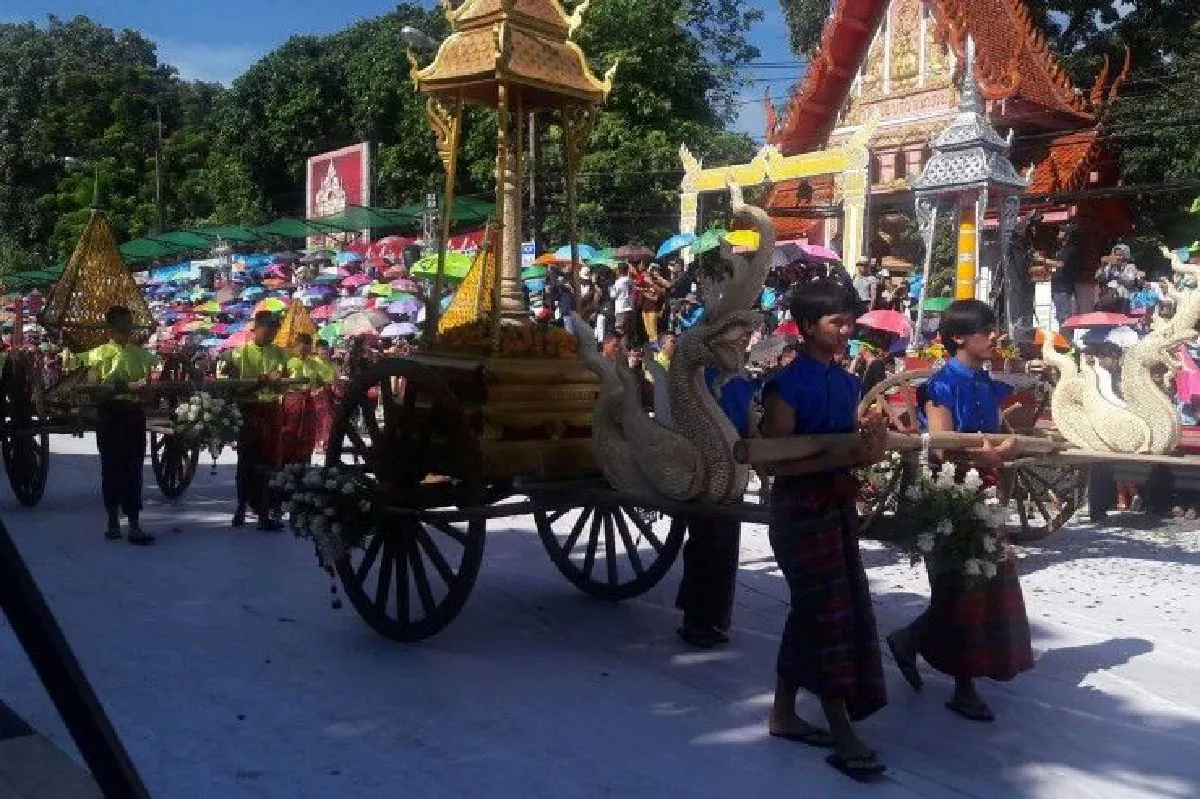 อุบลฯจัดงานแห่เทียนพรรษายิ่งใหญ่ นักท่องเที่ยวแน่น