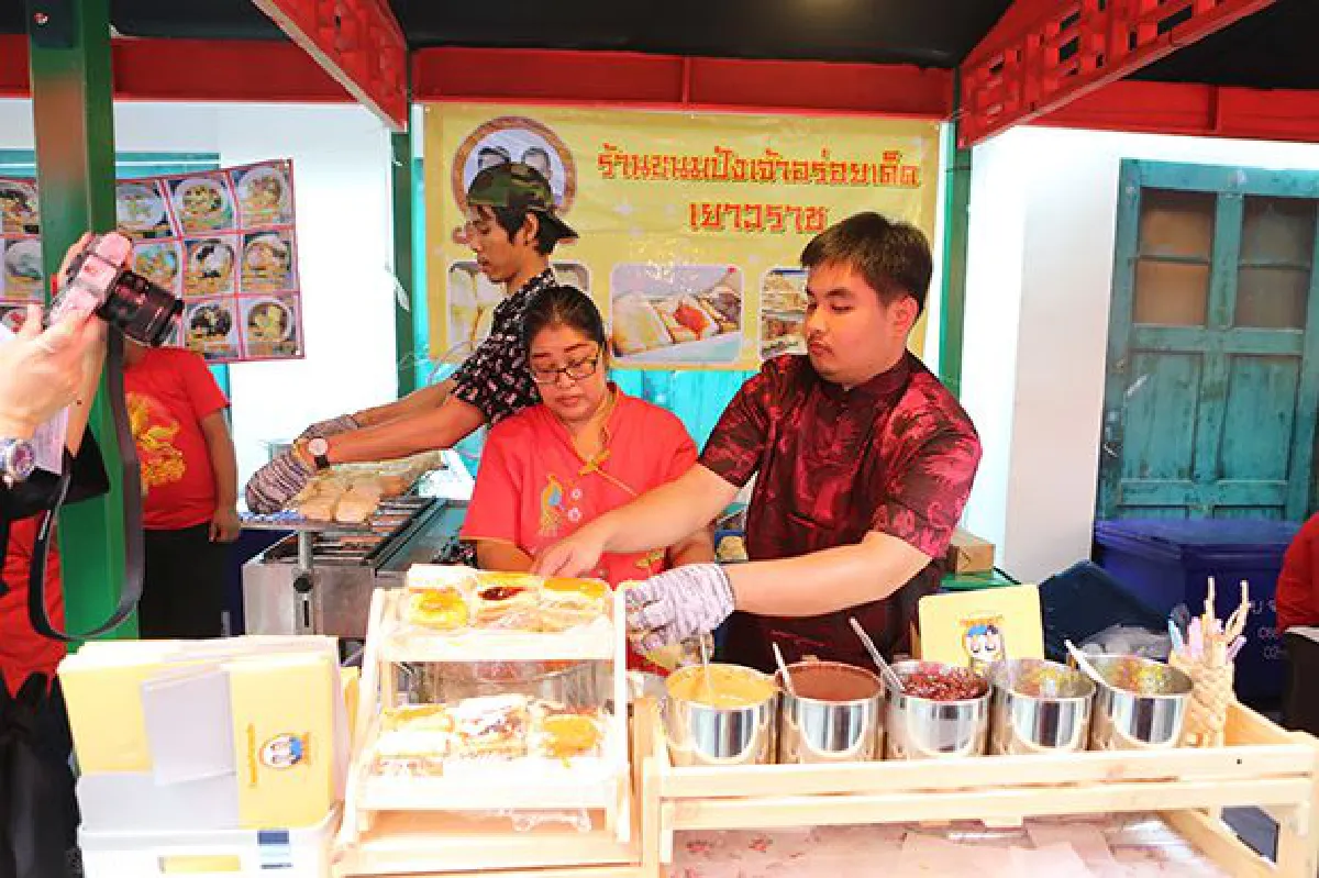 "เทสต์ ออฟ เดอะ เวิลด์ แอท เซ็นทรัล แบงค็อก" (Tastes of The World @ Central Bangkok)