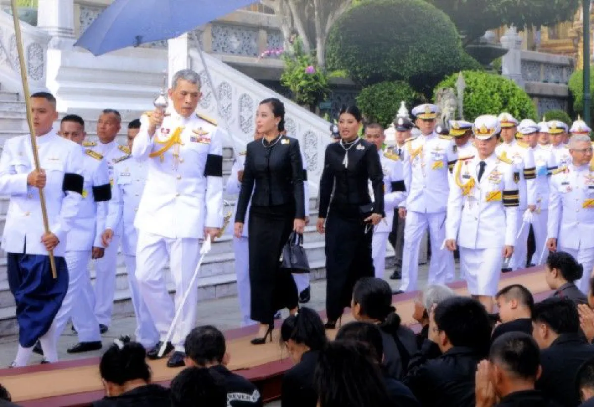 สมเด็จพระเจ้าอยู่หัวทรงเปลี่ยนเครื่องทรงพระพุทธมหามณีรัตนปฏิมากร