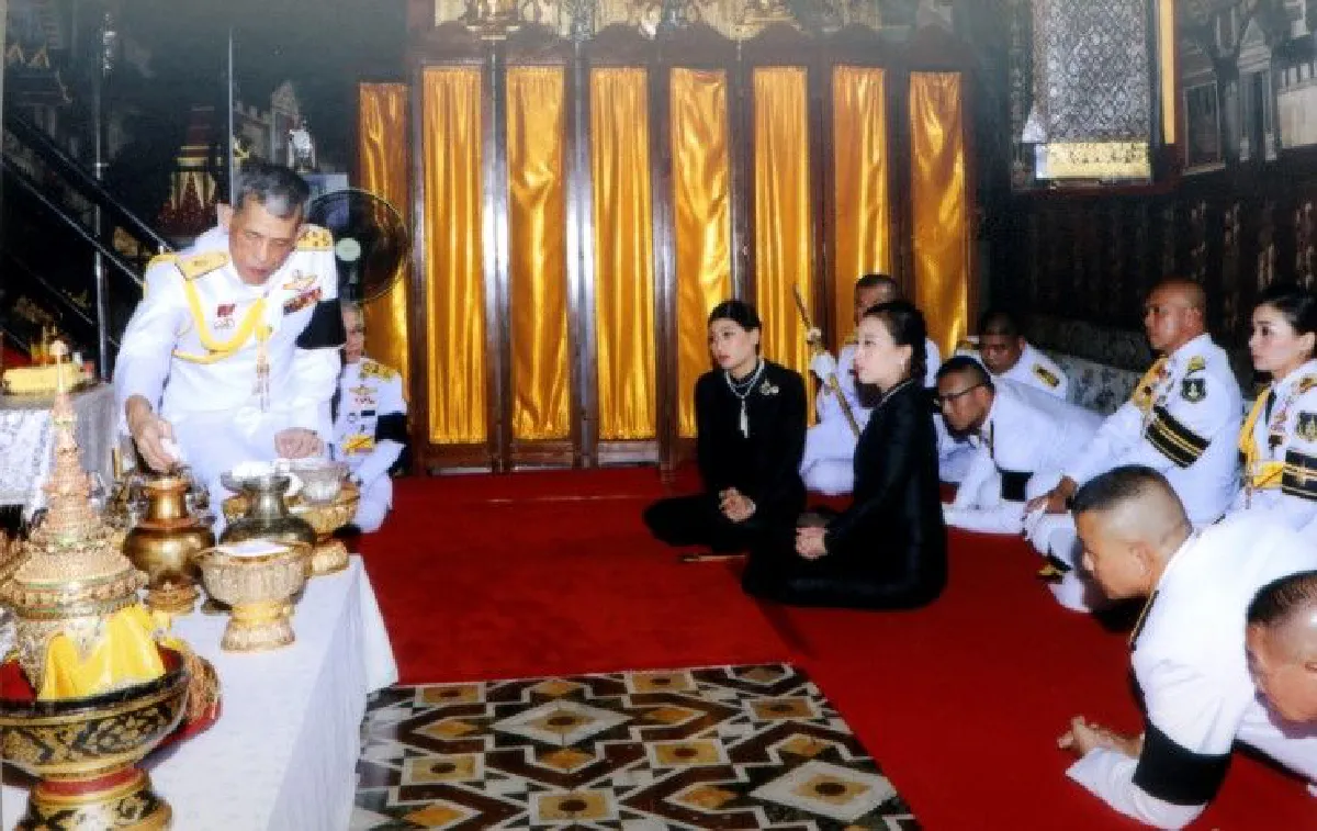 สมเด็จพระเจ้าอยู่หัวทรงเปลี่ยนเครื่องทรงพระพุทธมหามณีรัตนปฏิมากร