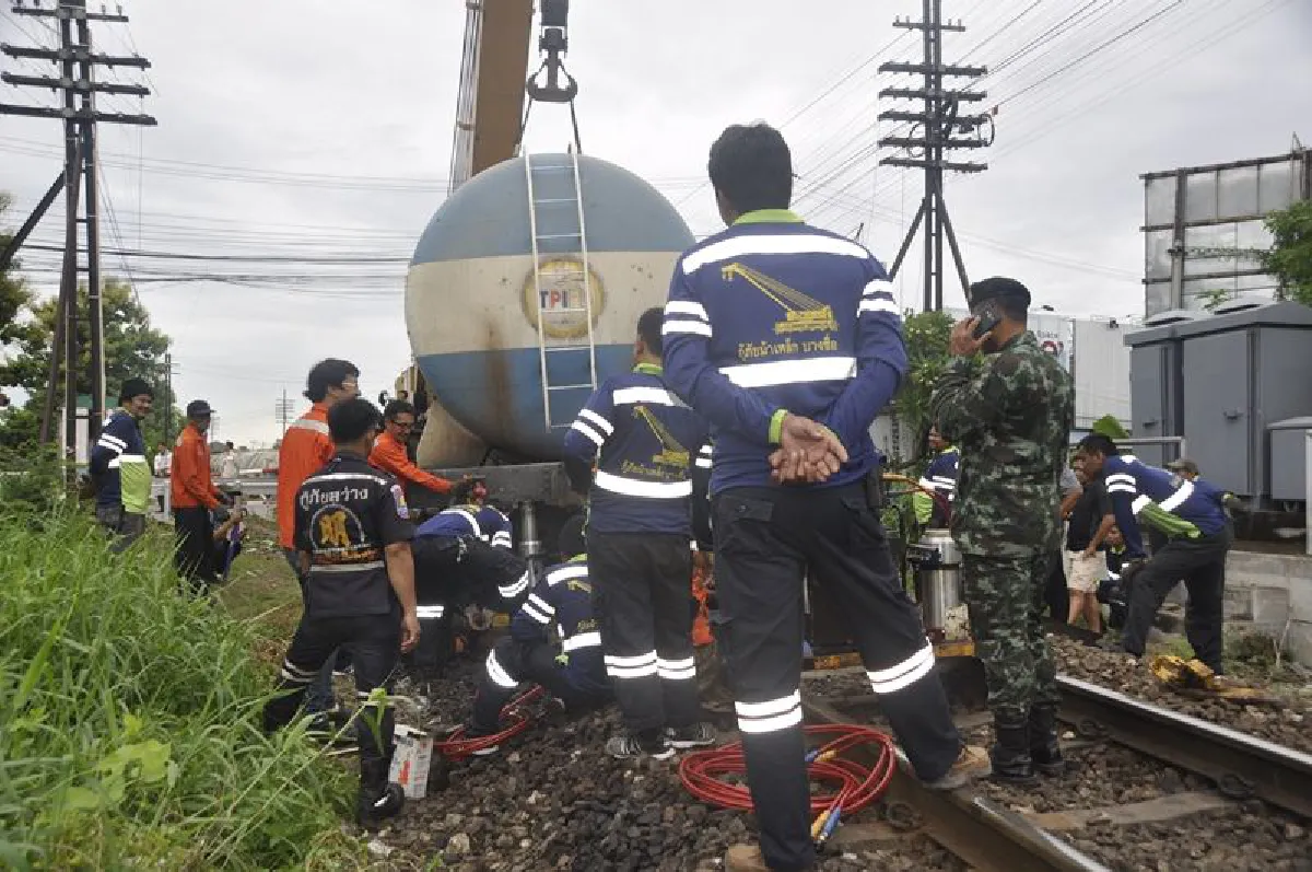 ขบวนรถไฟบรรทุกปูนตกรางที่โคราชเจ้าหน้าที่เร่งเก็บกู้