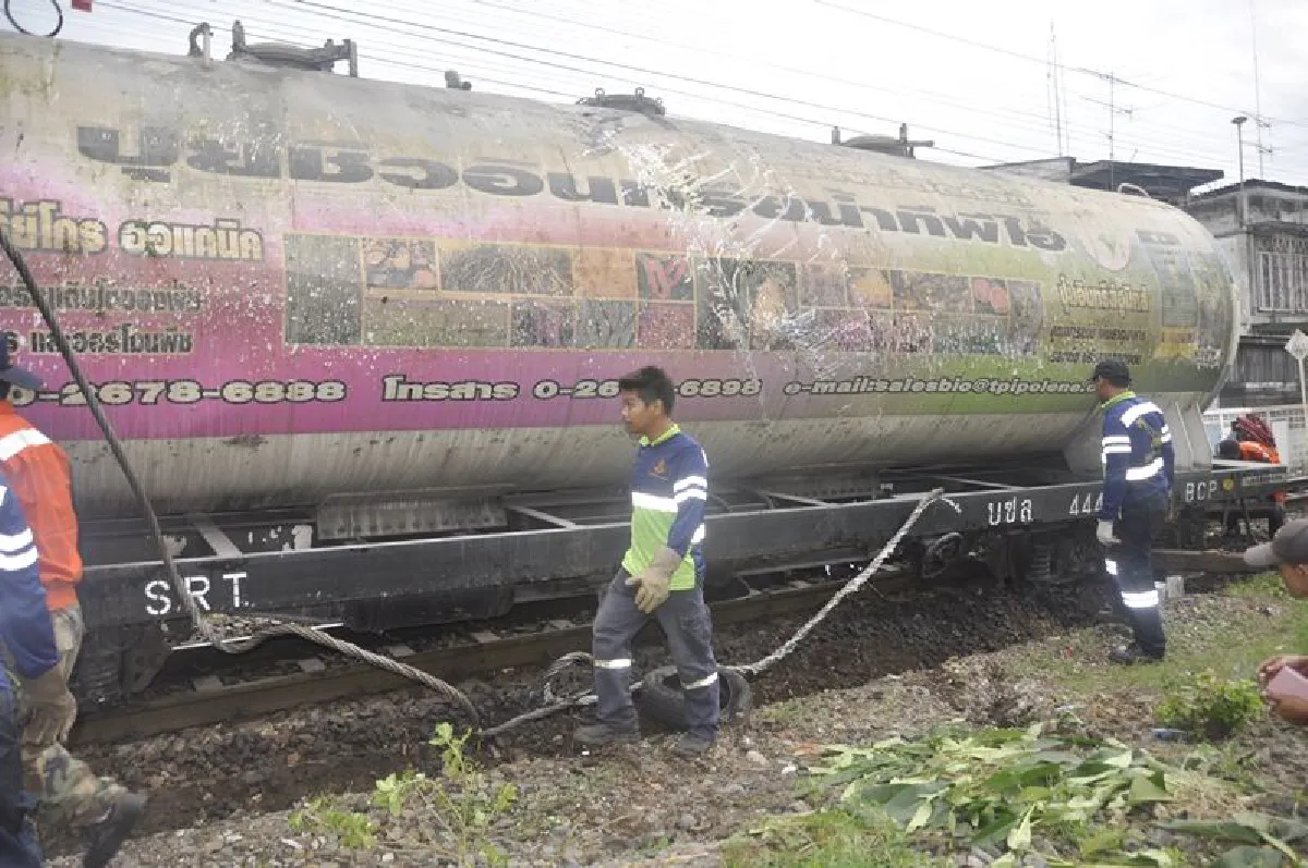 ขบวนรถไฟบรรทุกปูนตกรางที่โคราชเจ้าหน้าที่เร่งเก็บกู้