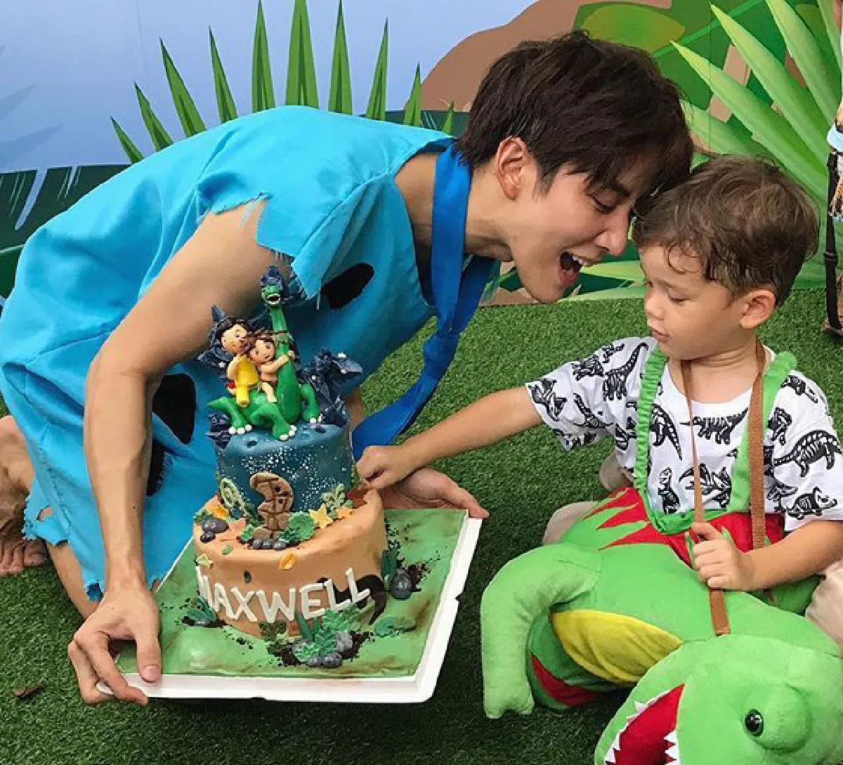 ไมค์ พิรัชต์ ทุ่มสุดตัว! แต่งชุดไดโนเสาร์เซอร์ไพรส์วันเกิด แม็กซ์เวลล์