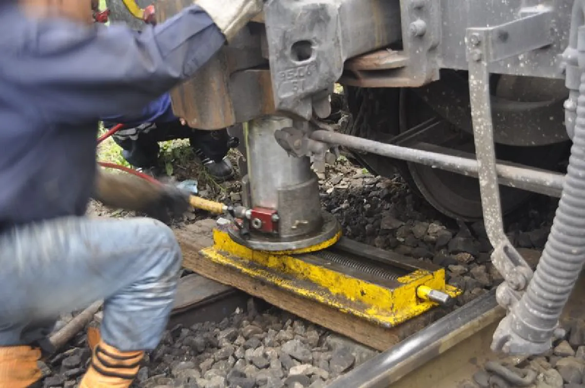 ขบวนรถไฟบรรทุกปูนตกรางที่โคราชเจ้าหน้าที่เร่งเก็บกู้