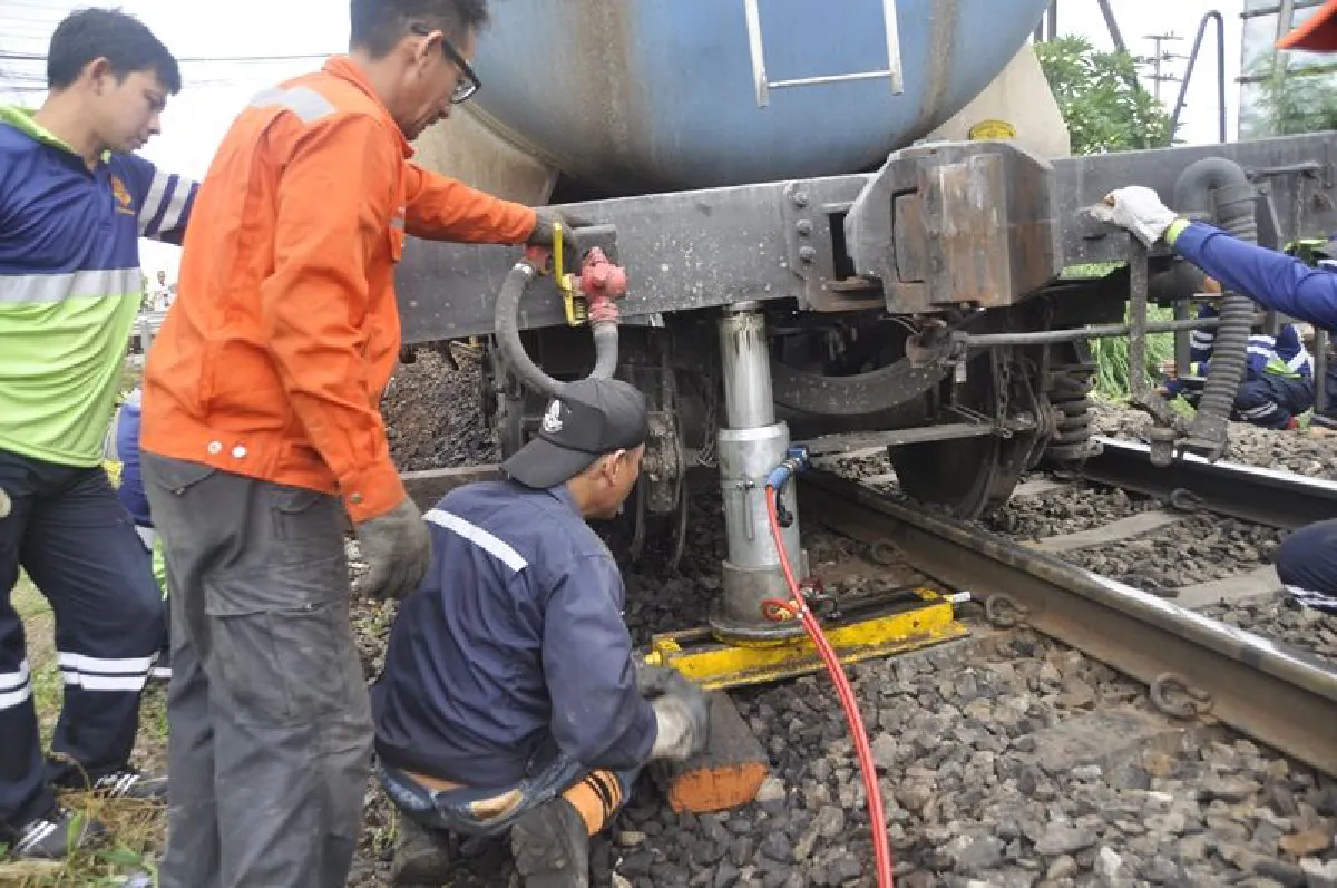 ขบวนรถไฟบรรทุกปูนตกรางที่โคราชเจ้าหน้าที่เร่งเก็บกู้