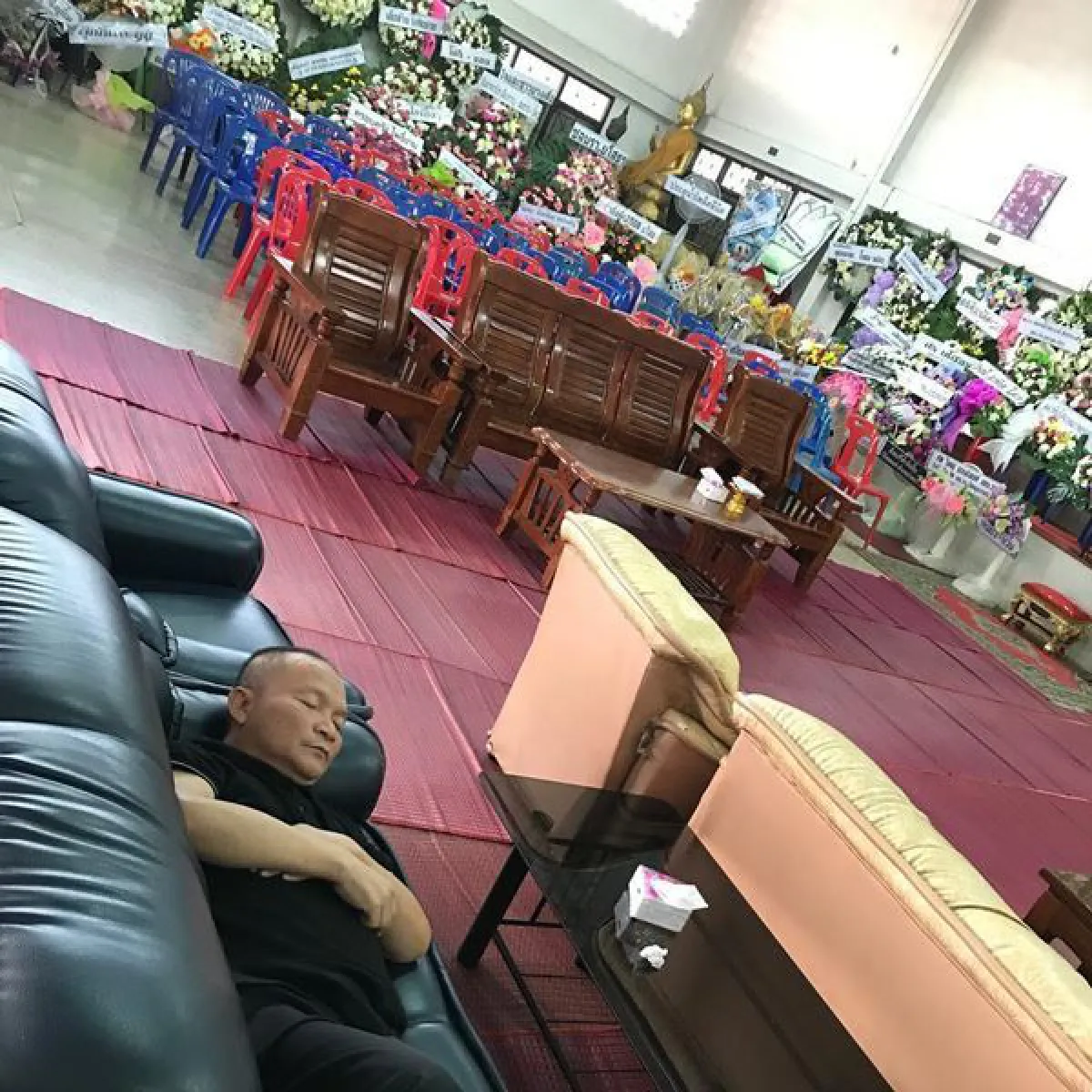 หัวอกคนเป็นพี่! หม่ำ จ๊กมก นอนเฝ้าศพน้องสาวไม่ยอมห่างไปไหน