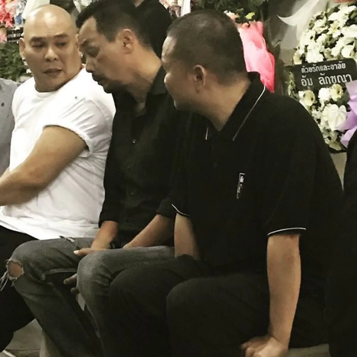 หัวอกคนเป็นพี่! หม่ำ จ๊กมก นอนเฝ้าศพน้องสาวไม่ยอมห่างไปไหน