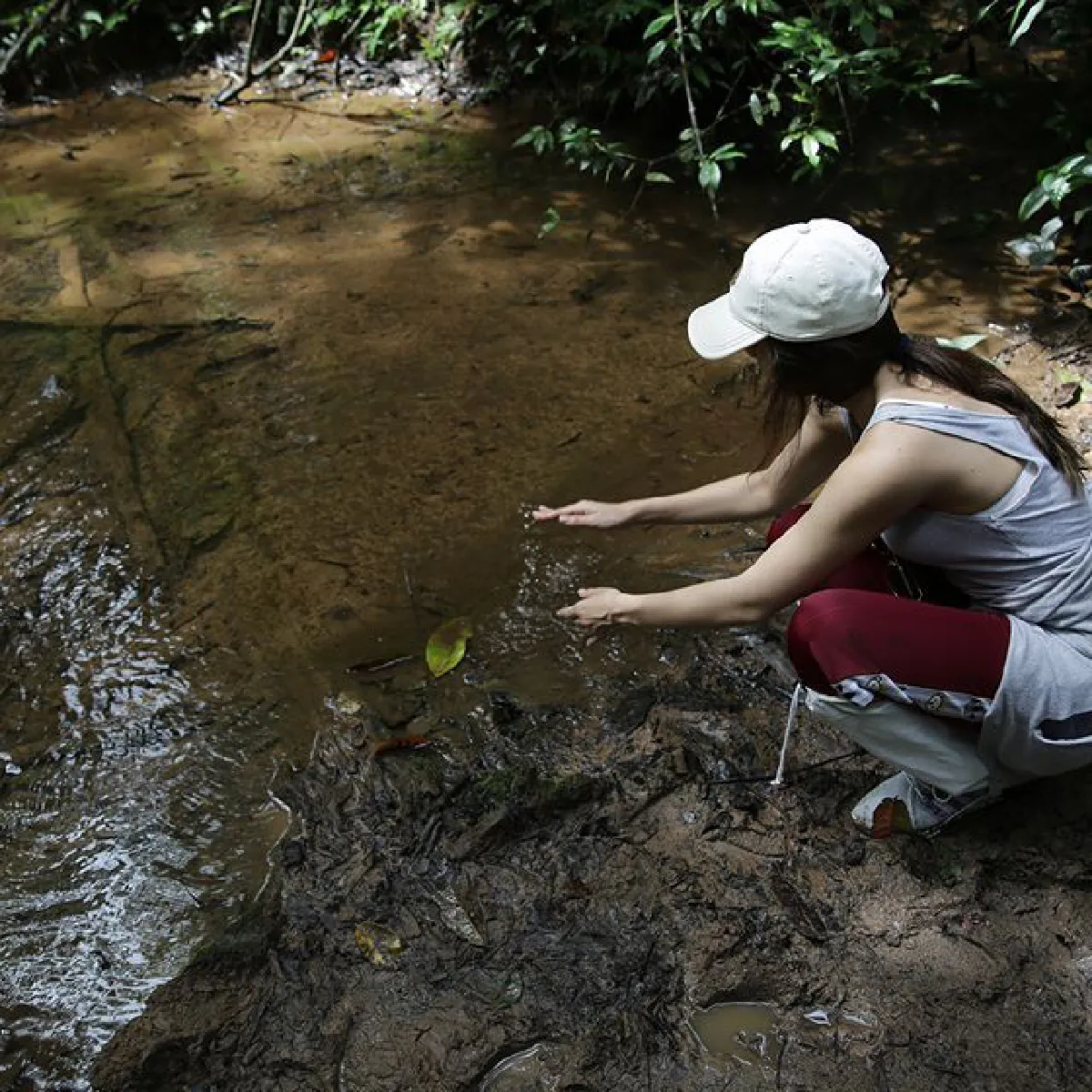 คู่รักสายลุย! หมาก-คิม จับมือเดินป่าชมธรรมชาติด้วยกันครั้งแรก