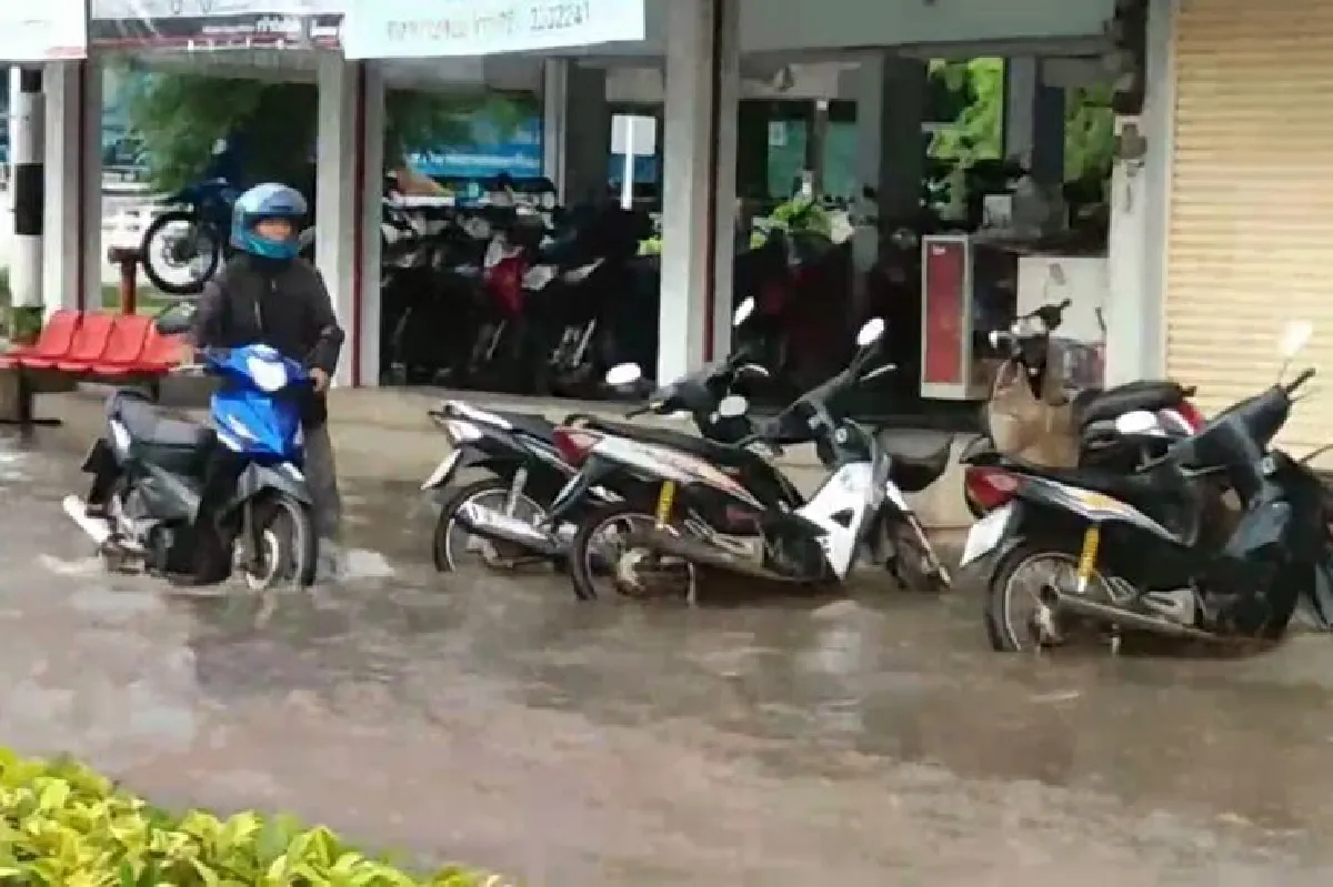 ฝนตกหนัก30นาทีตัวเมืองกาฬสินธุ์จมน้ำท่วม