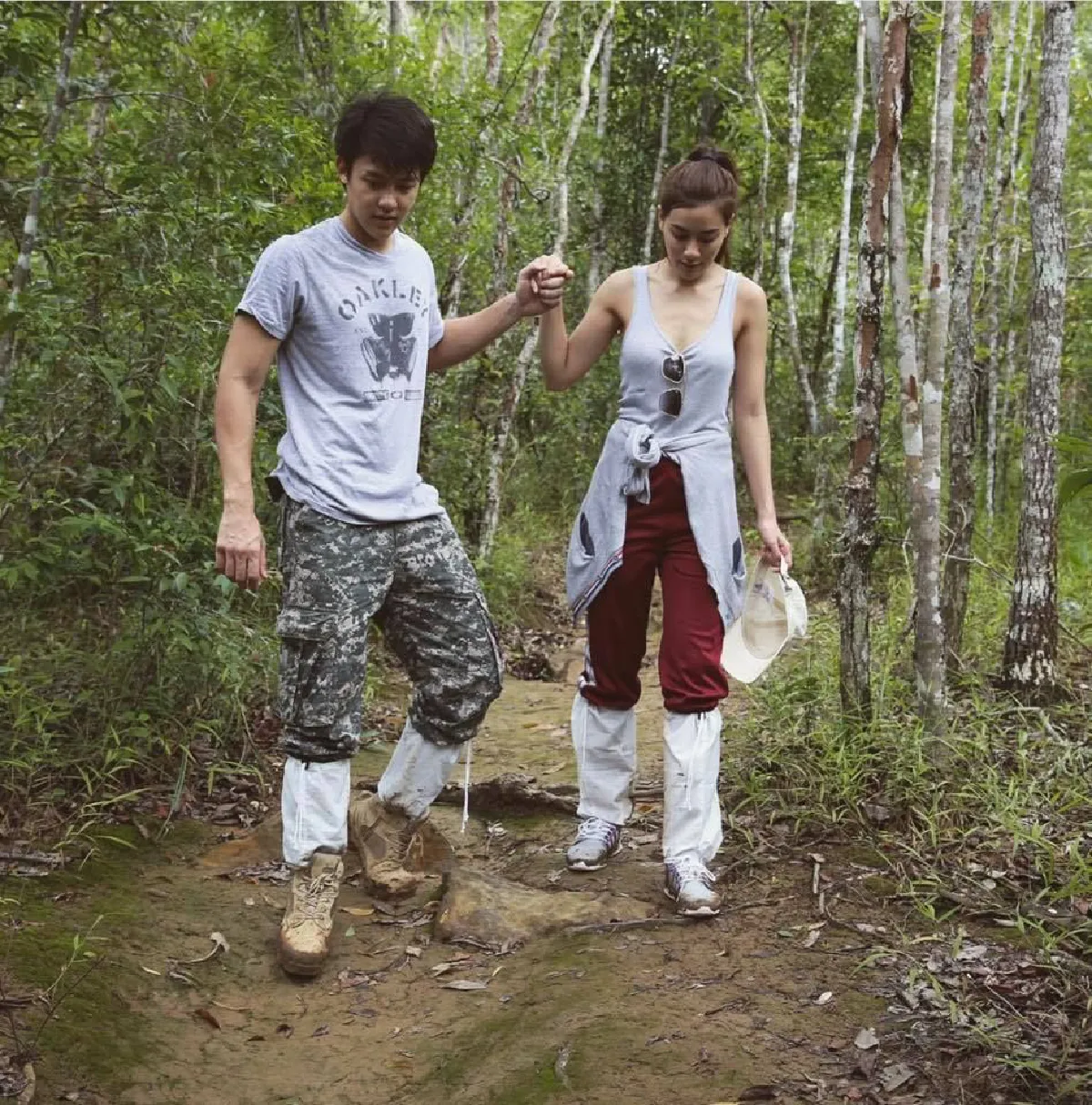 คู่รักสายลุย! หมาก-คิม จับมือเดินป่าชมธรรมชาติด้วยกันครั้งแรก