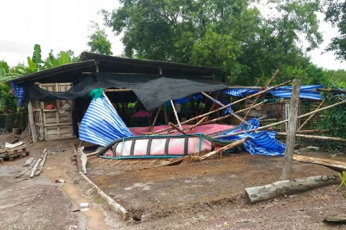 พายุงวงช้างถล่มหลังคาโรงเรียนแตกเล้าไก่พัง