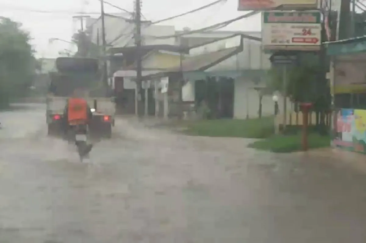 ฝนตกหนัก30นาทีตัวเมืองกาฬสินธุ์จมน้ำท่วม