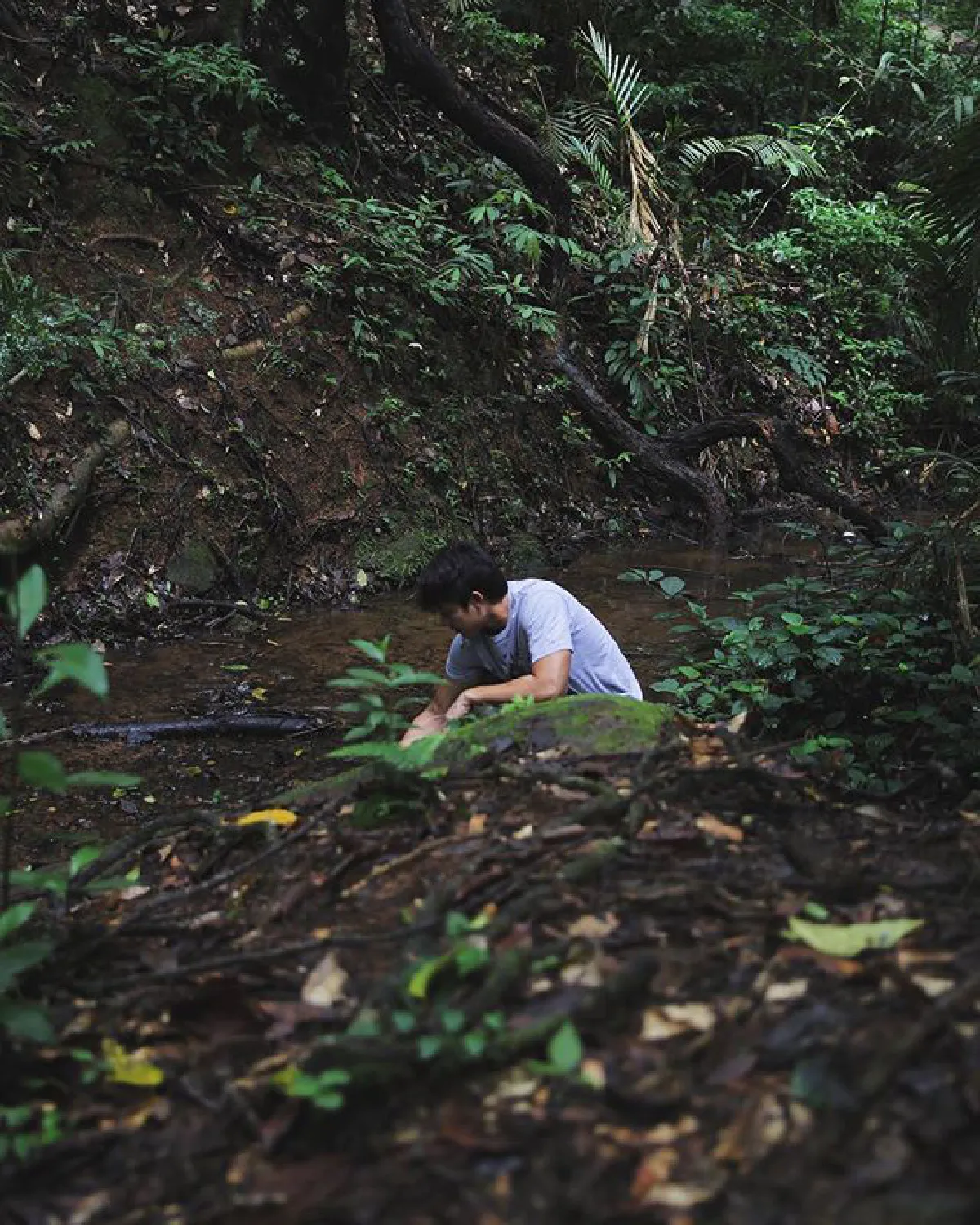 คู่รักสายลุย! หมาก-คิม จับมือเดินป่าชมธรรมชาติด้วยกันครั้งแรก