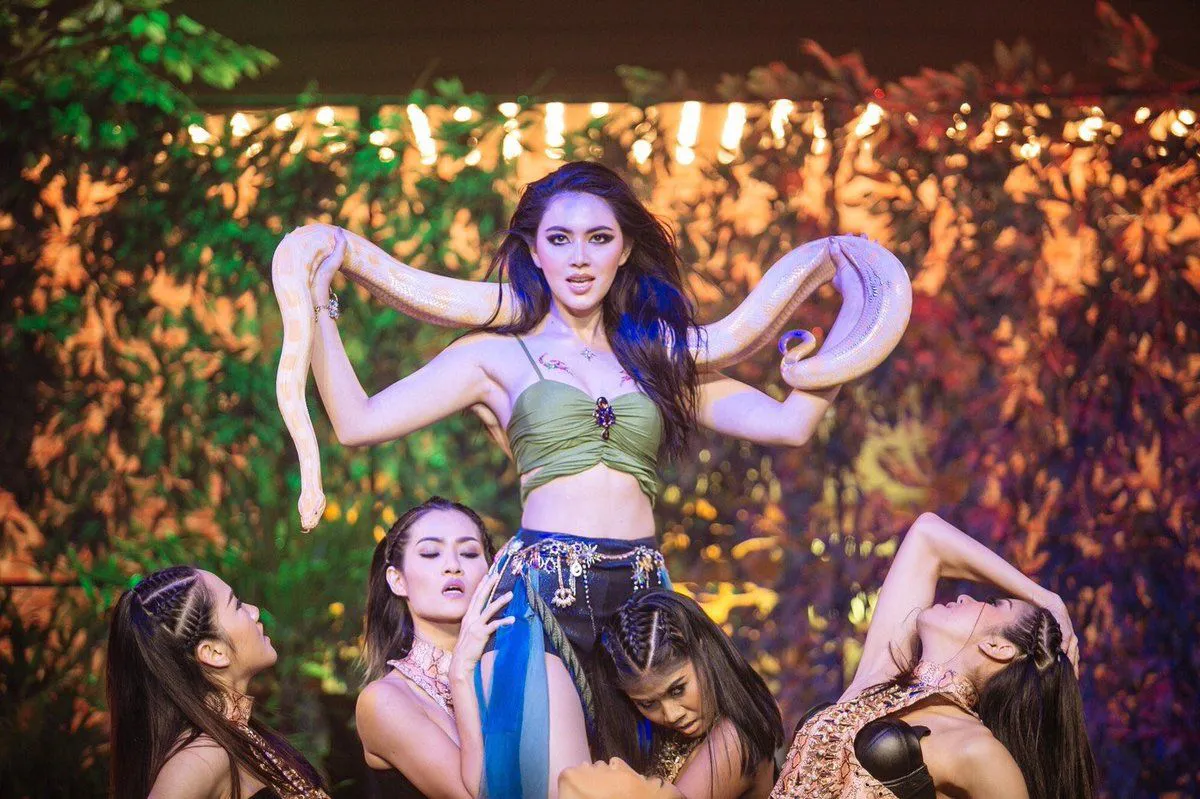 ใหม่ ดาวิกา โชว์เด็ดเล่นใหญ่! ในเพลงที่มีงูออกมาของจริง (มีคลิป)