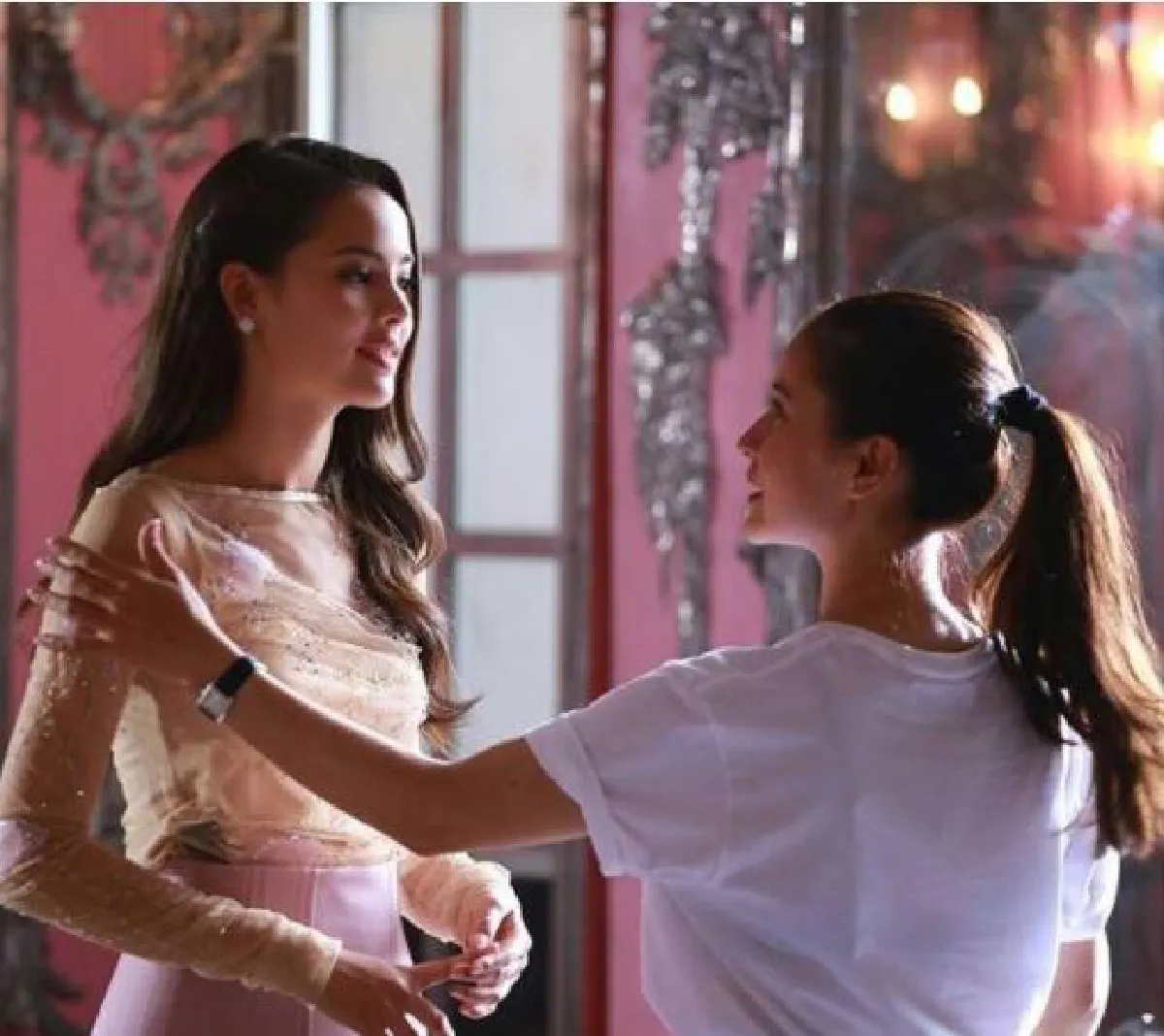 พระองค์หญิงฯ ประทานชุดสวยสง่าให้ ญาญ่า ใส่ถ่ายละครลิขิตรัก