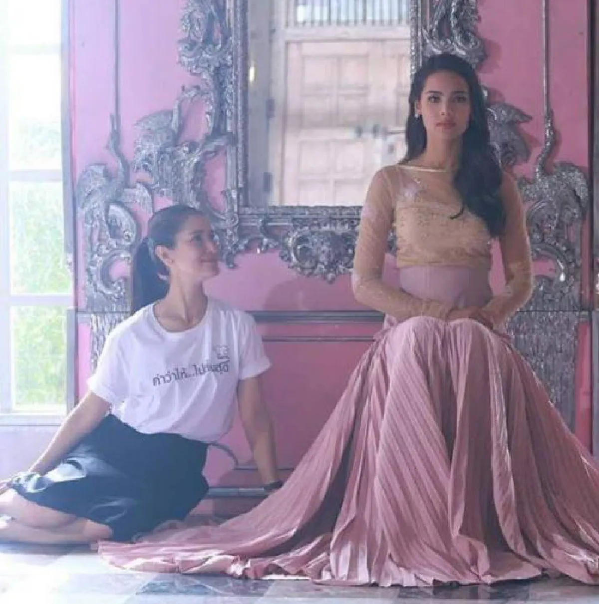 พระองค์หญิงฯ ประทานชุดสวยสง่าให้ ญาญ่า ใส่ถ่ายละครลิขิตรัก