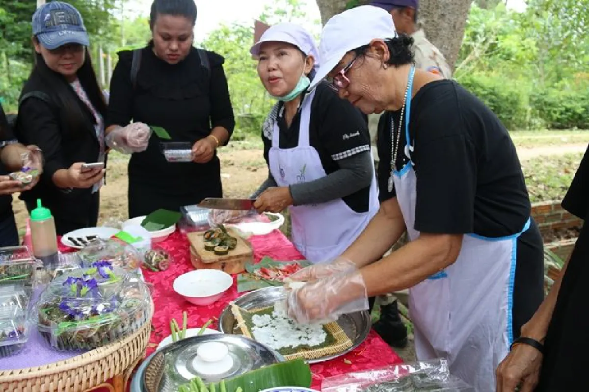 ชวนชิมข้าวยำม้วนซูชิเมนูปักษ์ใต้สไตล์ญี่ปุ่น