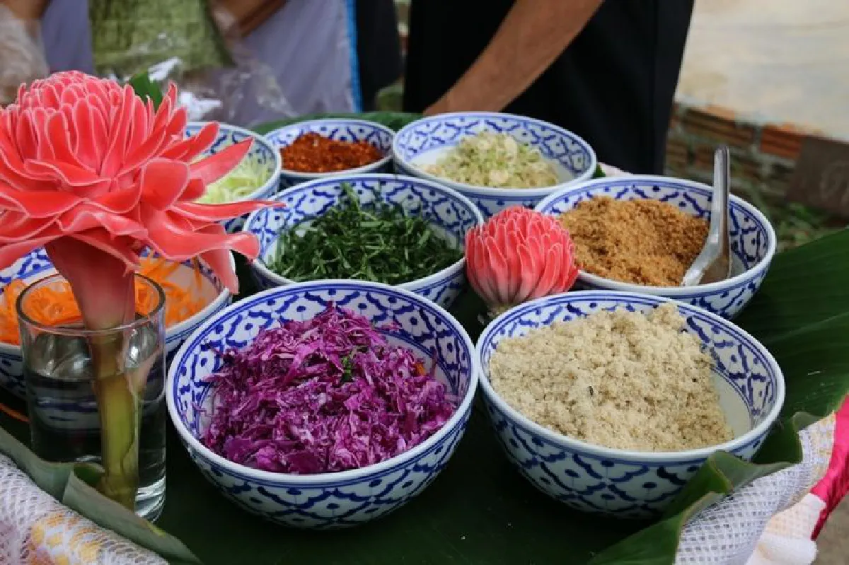 ชวนชิมข้าวยำม้วนซูชิเมนูปักษ์ใต้สไตล์ญี่ปุ่น