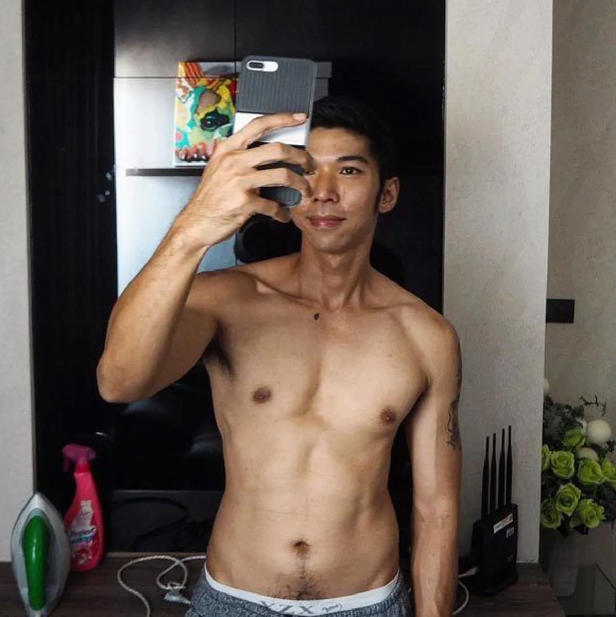 กัญจน์ ภักดีวิจิตร นักปิ้งไก่ในตำนาน อวดหุ่นเฟิร์มล่ำบึ้กในวัย 40 ปี