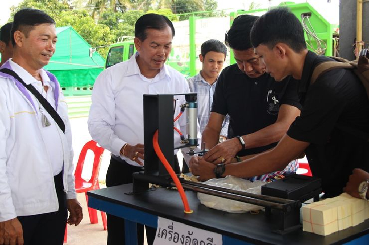 นศ.ราชภัฎเจ๋ง!ผลิตเครื่องอัดกลีบดอกไม้จันทน์ นศ.ราชภัฎเจ๋ง!ผลิตเครื่องอัดกลีบดอกไม้จันทน์