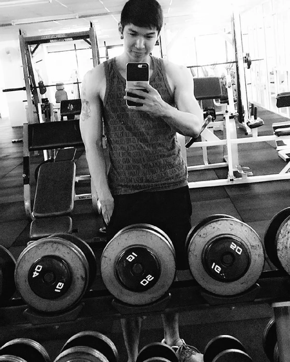 กัญจน์ ภักดีวิจิตร นักปิ้งไก่ในตำนาน อวดหุ่นเฟิร์มล่ำบึ้กในวัย 40 ปี