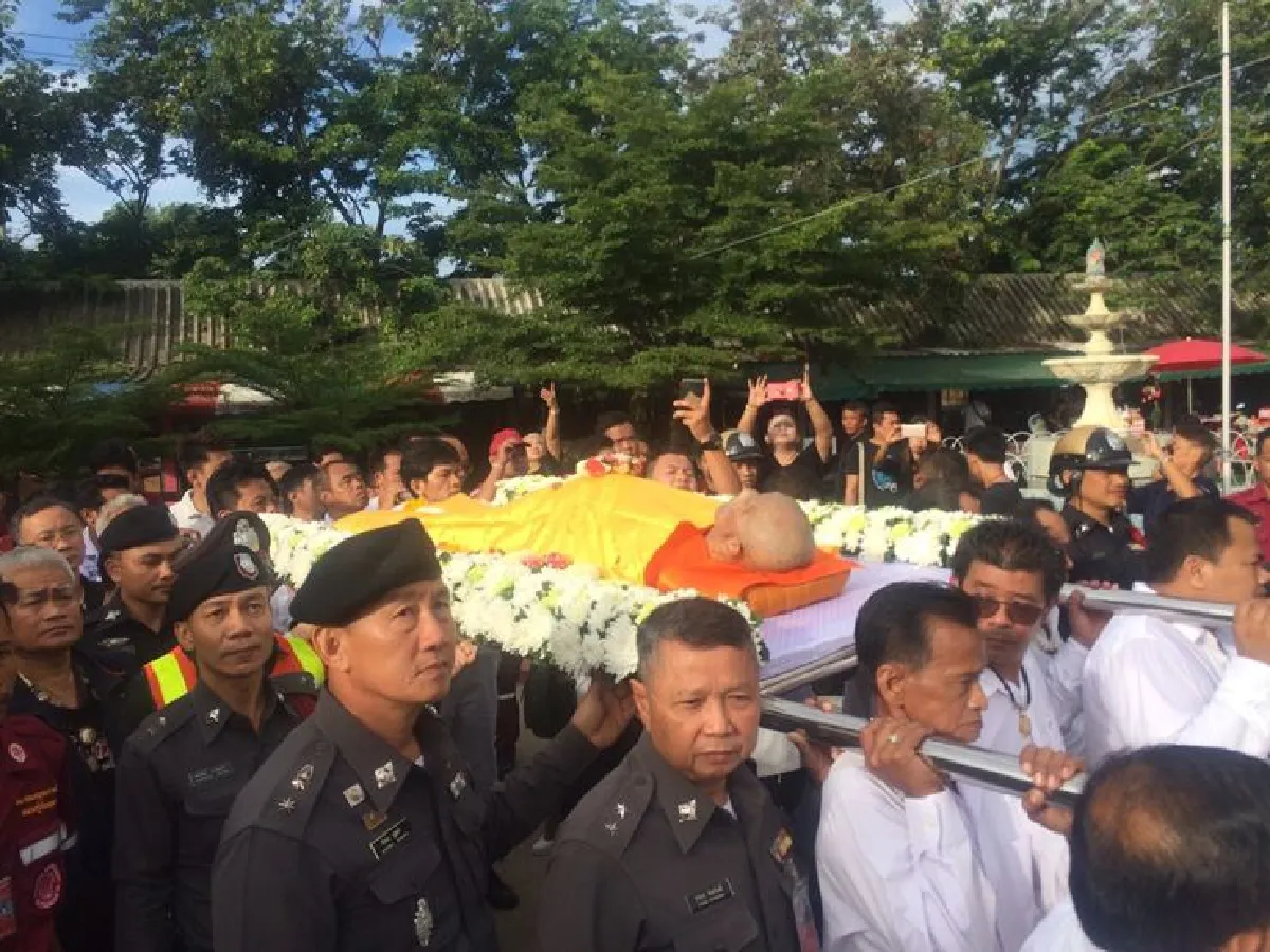 เคลื่อนสังขารหลวงพ่อรวยเกจิดังกรุงเก่าถึงวัดตะโก