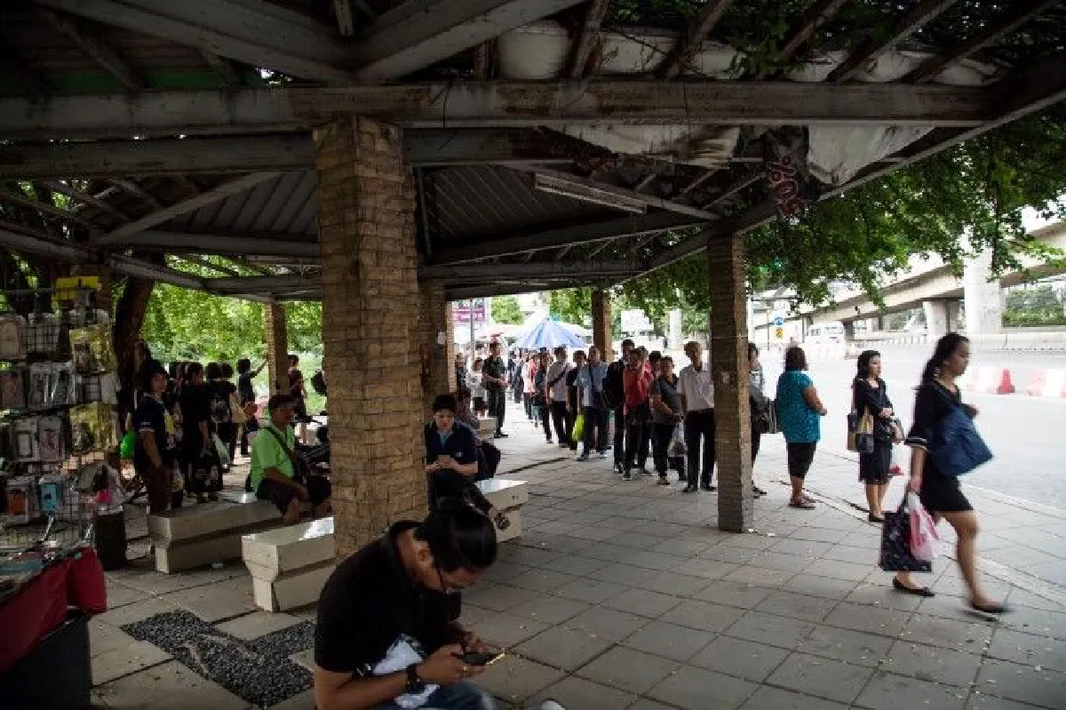 "รอคิวนาน ไร้ที่หลบแดด หลบฝน"  ปัญหาทุกข์ใจของคนโดยสารรถตู้ย่านรังสิต