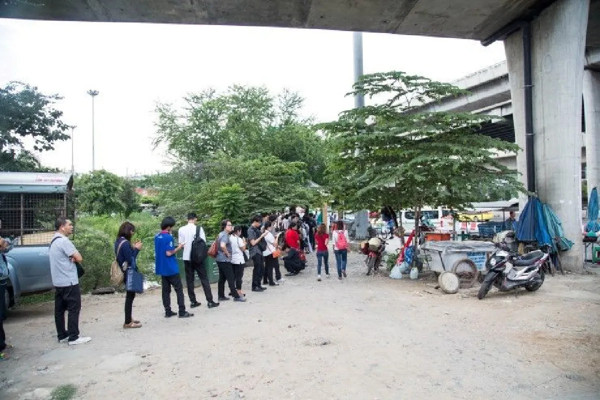 "รอคิวนาน ไร้ที่หลบแดด หลบฝน"  ปัญหาทุกข์ใจของคนโดยสารรถตู้ย่านรังสิต