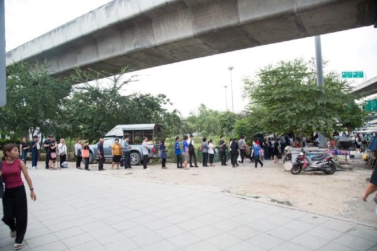 "รอคิวนาน ไร้ที่หลบแดด หลบฝน"  ปัญหาทุกข์ใจของคนโดยสารรถตู้ย่านรังสิต