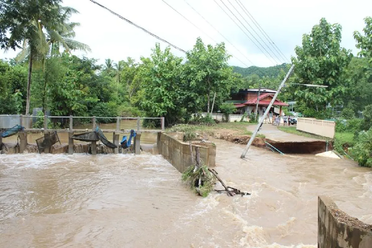 น้ำป่าไหลท่วมอ.เด่นชัยกัดเซาะถนน-สะพานพัง