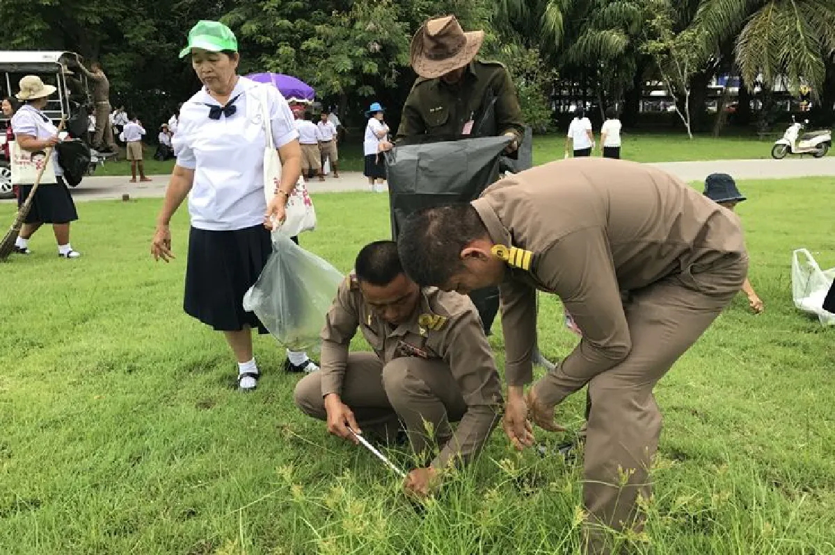 ชาวหัวหินทำความสะอาดรอบวังไกลกังวลถวายร.10