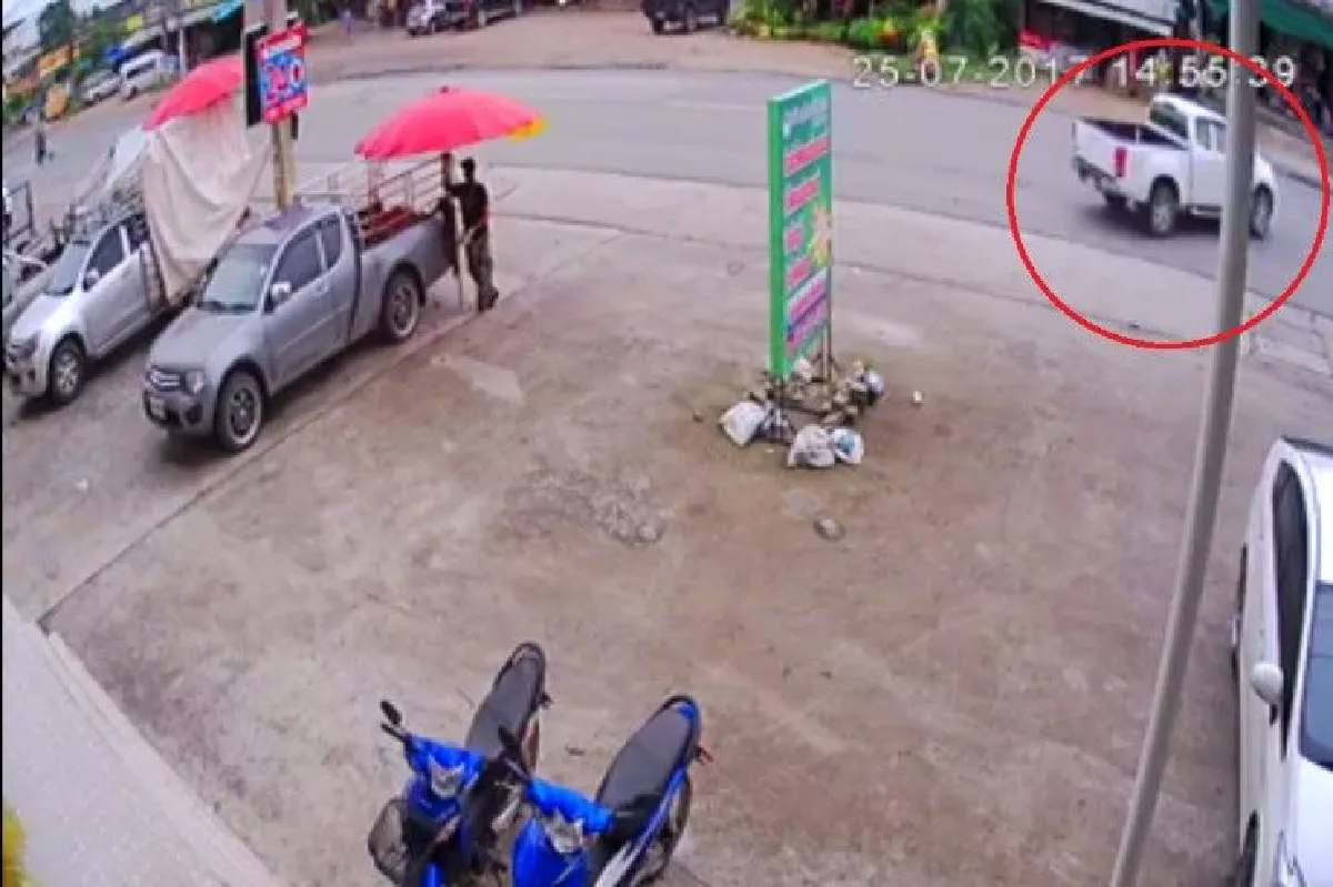 อุทาหรณ์!จอดไม่ดึงเบรกมือ รถไหลข้ามถนนไปชนคันอื่น