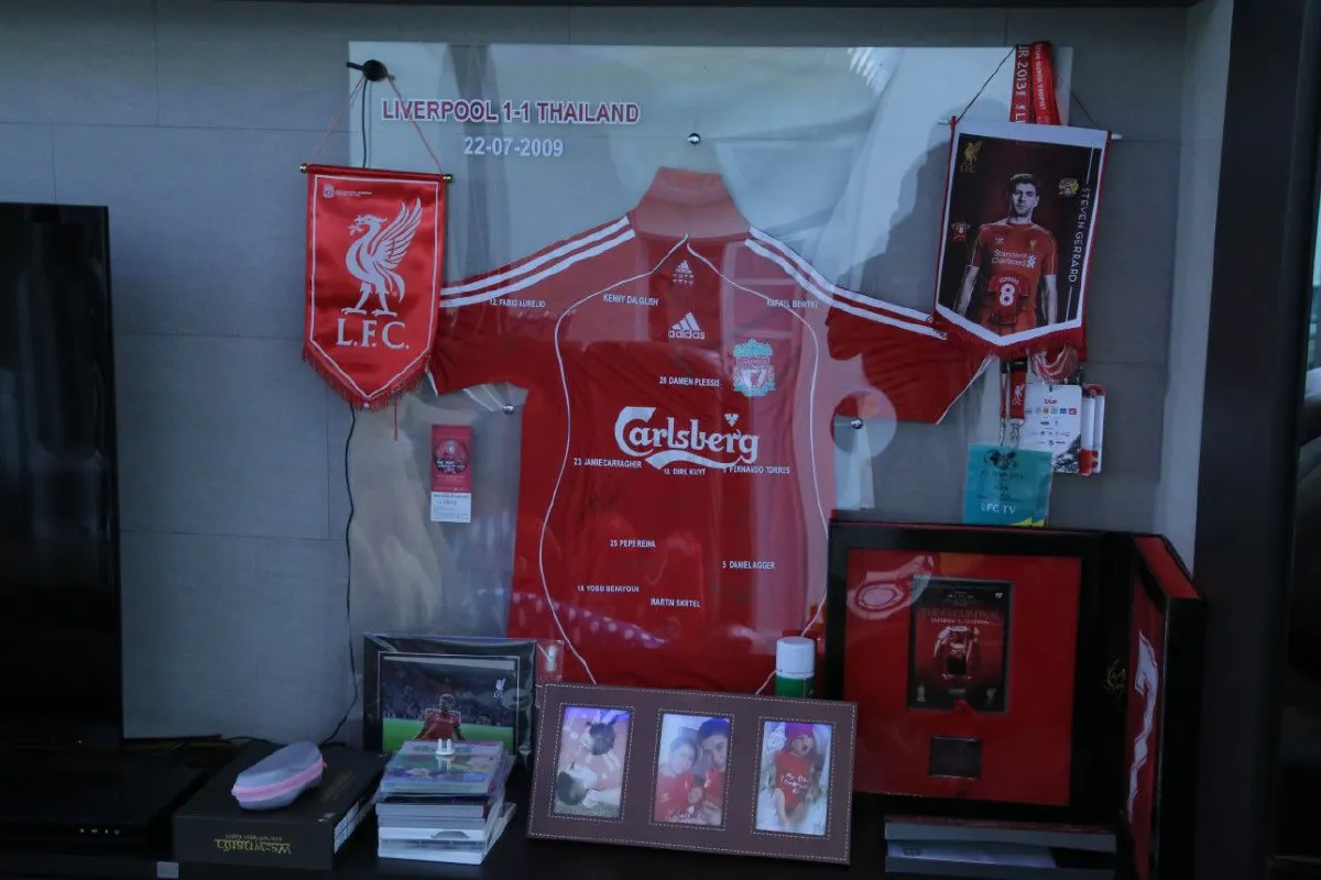 เปิดบ้านหรู นิหน่า-แบงค์ โชว์ของสะสมทีมลิเวอร์พูล