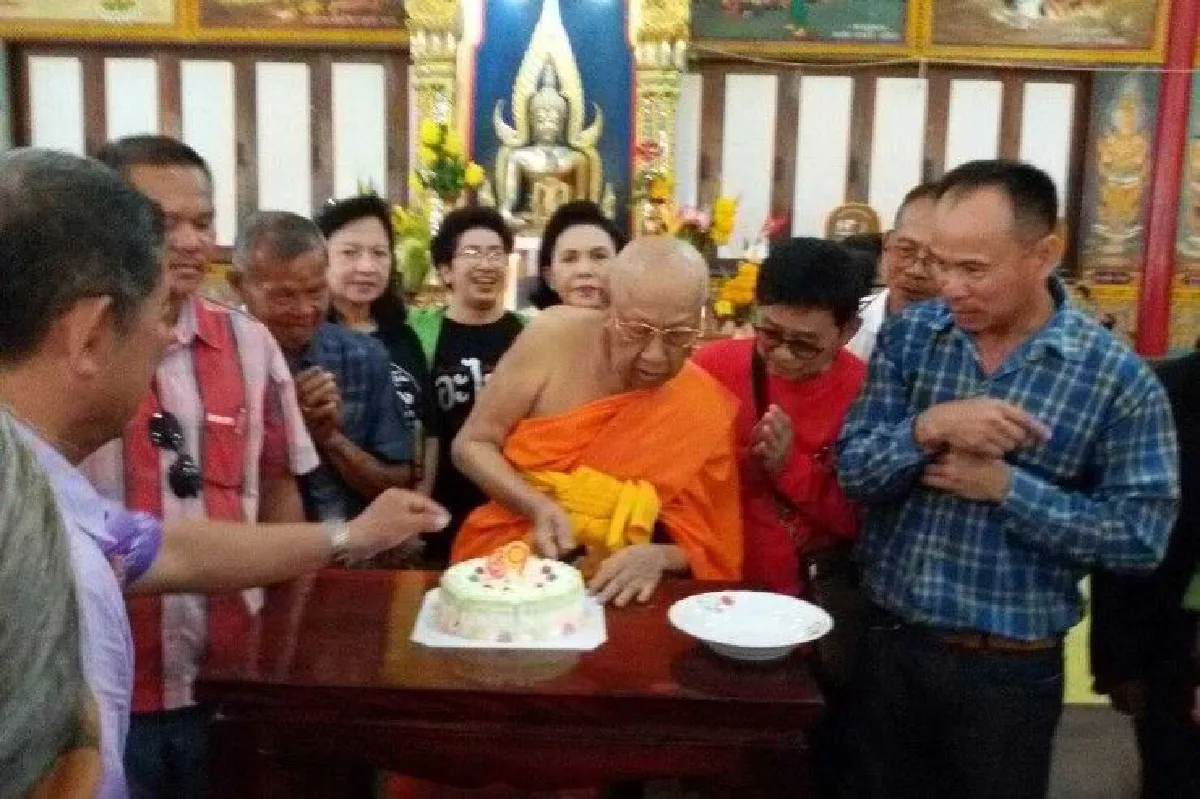 เสื้อแดงพิษณุโลกนิมนต์เจ้าอาวาสเป่าเค้กเบิร์ดเดย์ "ทักษิณ"